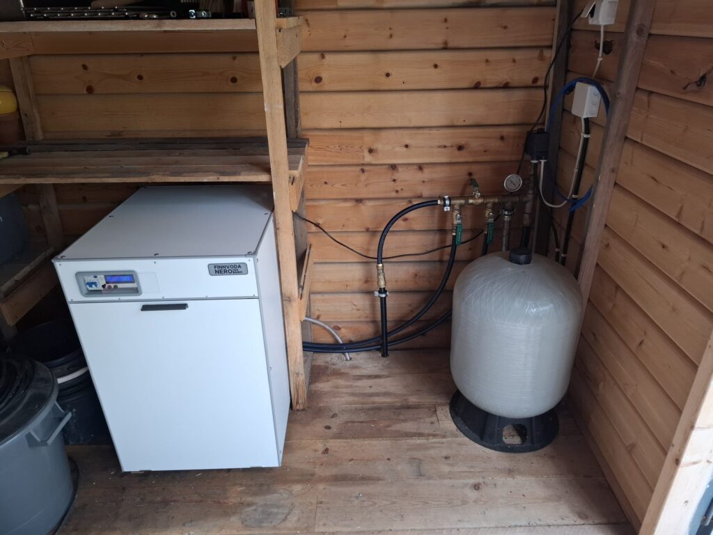 NERO 100 BASIC vattenreningsanläggning monterad. I bakgrunden råvattenpumpens trycktank.